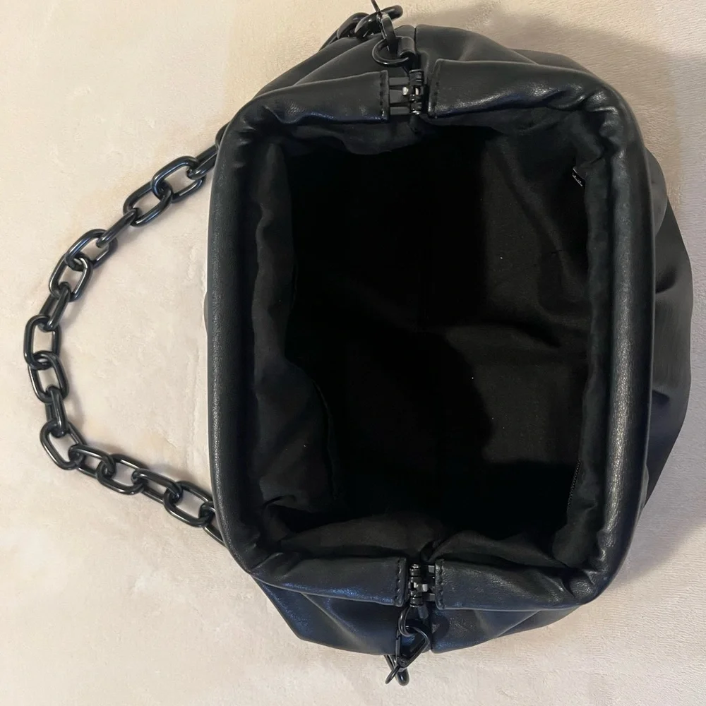 🩷 BADGLEY MISCHKA Black Frame Logo Crossbody Bag $149🩷
